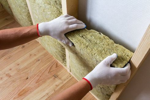 Pose d’isolant à l’intérieur