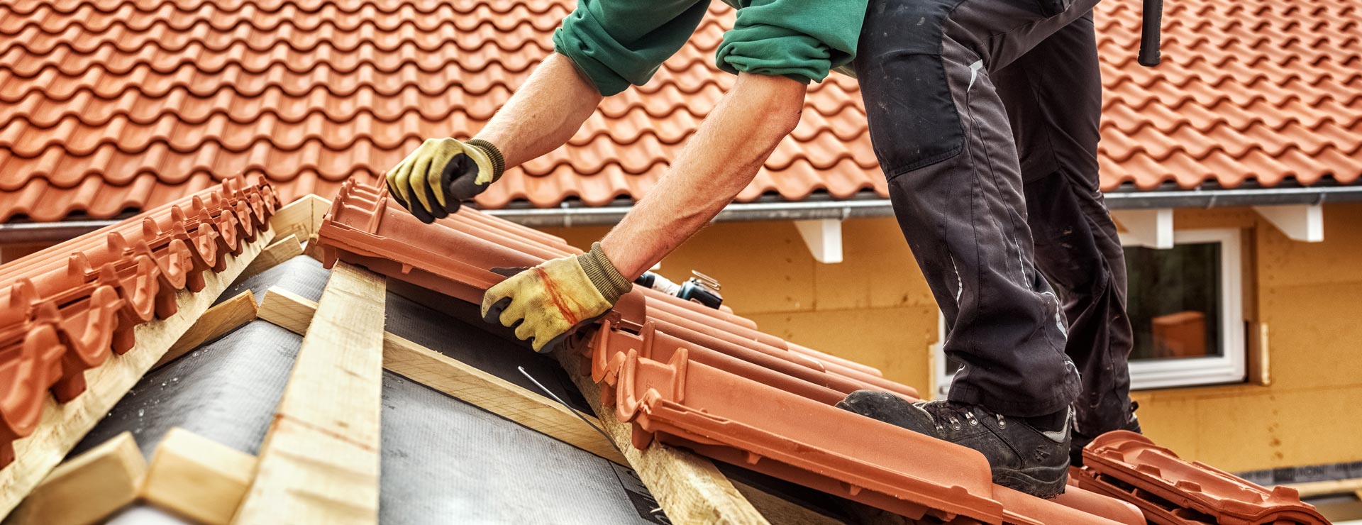 Couvreur installant des tuiles